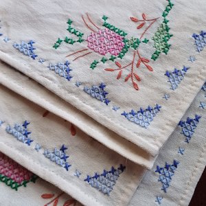 Vintage 1946 Hand Stitched Embroidered Floral Table Linen 9 Piece Set