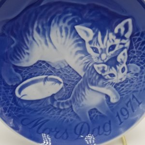Vintage 1971 Bing and Grondahl B&G Mors Dag (Mother's Day) Blue and White Plate, Cat and kitten