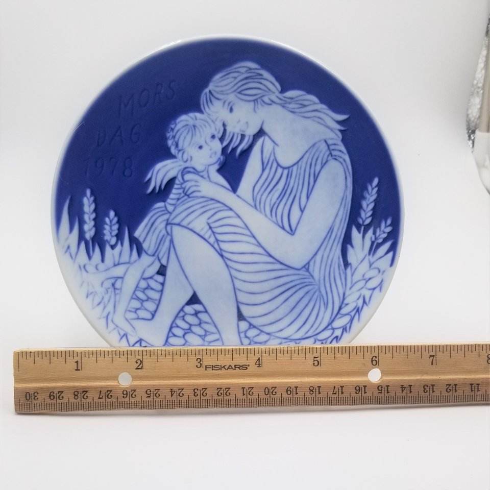 Vintage 1978 Royal Copenhagen Mors Dag (Mother's Day) Blue and White Plate Blond Mother and Daughter