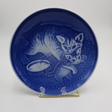 Vintage 1971 Bing and Grondahl B&G Mors Dag (Mother's Day) Blue and White Plate, Cat and kitten