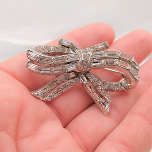 Magnificent Keyes, Rare Designer Silver Tone Rhinestone Baguette Bow Brooch