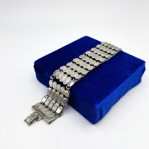 Stylish Vintage Silver Tone Snail/Scroll Chain Panel Bracelet
