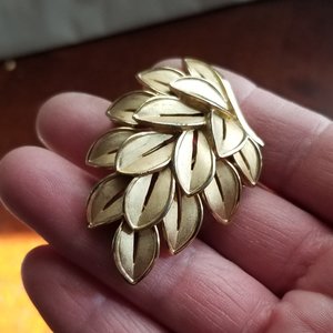 Vintage Signed Crown Trifari Brushed Gold Tone Leaves Brooch