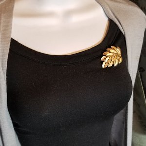 Vintage Signed Crown Trifari Brushed Gold Tone Leaves Brooch