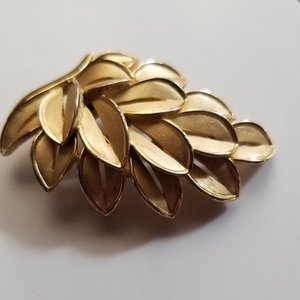 Vintage Signed Crown Trifari Brushed Gold Tone Leaves Brooch