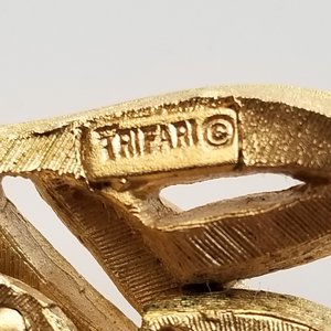 Vintage Signed Crown Trifari Brushed Gold Tone Leaves Brooch