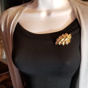 Vintage Signed Crown Trifari Brushed Gold Tone Leaves Brooch