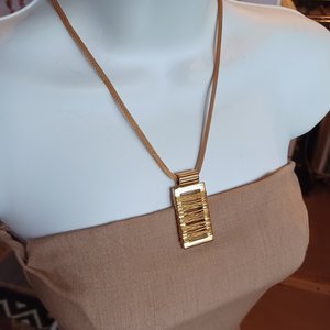 Lia Sophia, "Gold Digger" Gold Tone Wire Wrap Pendant, Chain and Matching Earrings Jewelry Set