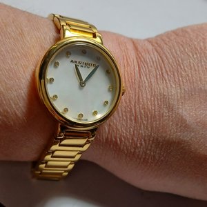 AKRIBOS XXIV Gold Tone Diamond Dial Ladies Quartz Wrist Watch- New Battery