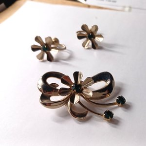 Vintage Retro Gold Tone and Green Crystal Brooch and Earrings Jewelry Set