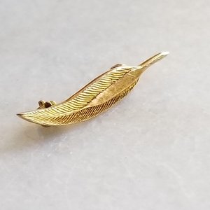 14K Gold Small Feather Pin Stamped DIBB, Lapel Pin, Gold Feather Pin