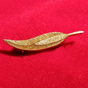 14K Gold Small Feather Pin Stamped DIBB, Lapel Pin, Gold Feather Pin