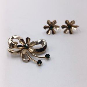 Vintage Retro Gold Tone and Green Crystal Brooch and Earrings Jewelry Set