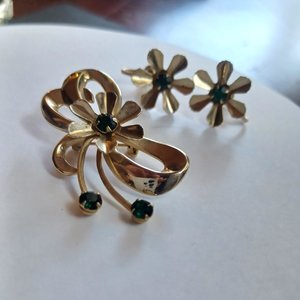Vintage Retro Gold Tone and Green Crystal Brooch and Earrings Jewelry Set
