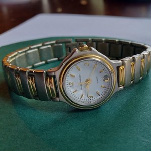 Vintage Sergio Valente Ladies Metal Link Bracelet Quartz Wrist Watch