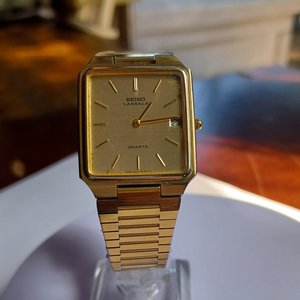 Vintage Seiko Sleek Gold Tone Metal Link Mens Quartz Watch