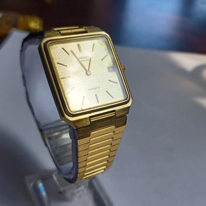 Vintage Seiko Sleek Gold Tone Metal Link Mens Quartz Watch