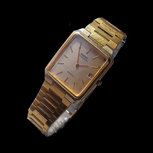 Vintage Seiko Sleek Gold Tone Metal Link Mens Quartz Watch