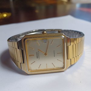 Vintage Seiko Sleek Gold Tone Metal Link Mens Quartz Watch