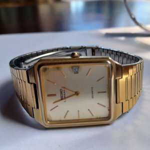 Vintage Seiko Sleek Gold Tone Metal Link Mens Quartz Watch