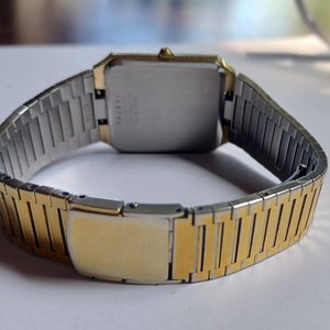 Vintage Seiko Sleek Gold Tone Metal Link Mens Quartz Watch