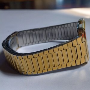 Vintage Seiko Sleek Gold Tone Metal Link Mens Quartz Watch