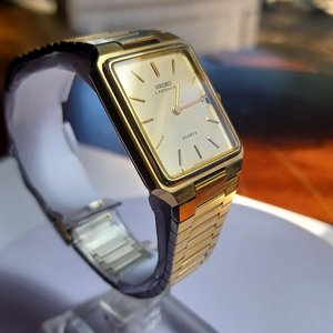 Vintage Seiko Sleek Gold Tone Metal Link Mens Quartz Watch