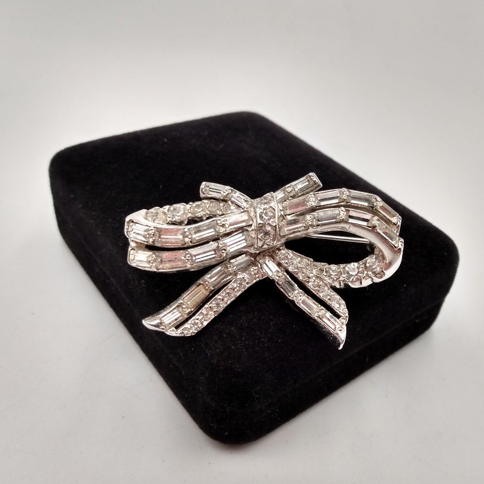 Magnificent Keyes, Rare Designer Silver Tone Rhinestone Baguette Bow Brooch