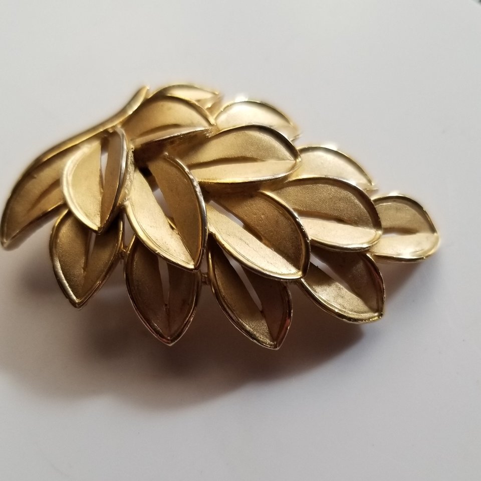 Vintage Signed Crown Trifari Brushed Gold Tone Leaves Brooch