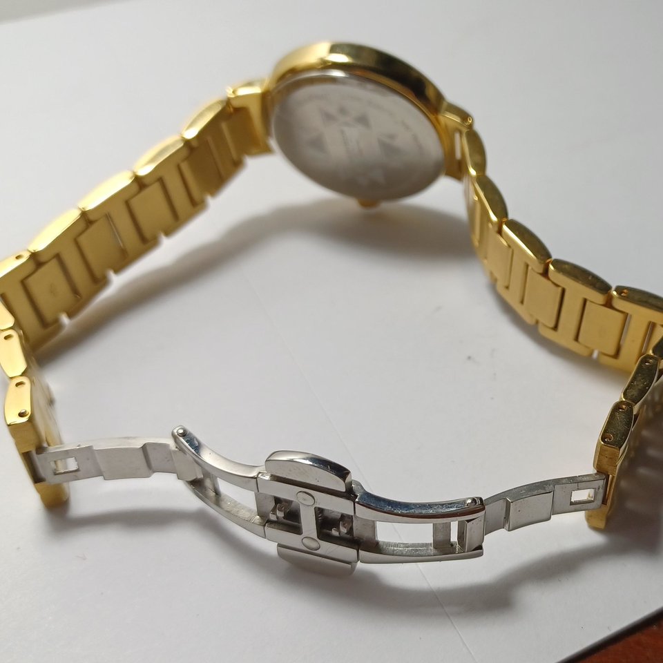 AKRIBOS XXIV Gold Tone Diamond Dial Ladies Quartz Wrist Watch- New Battery