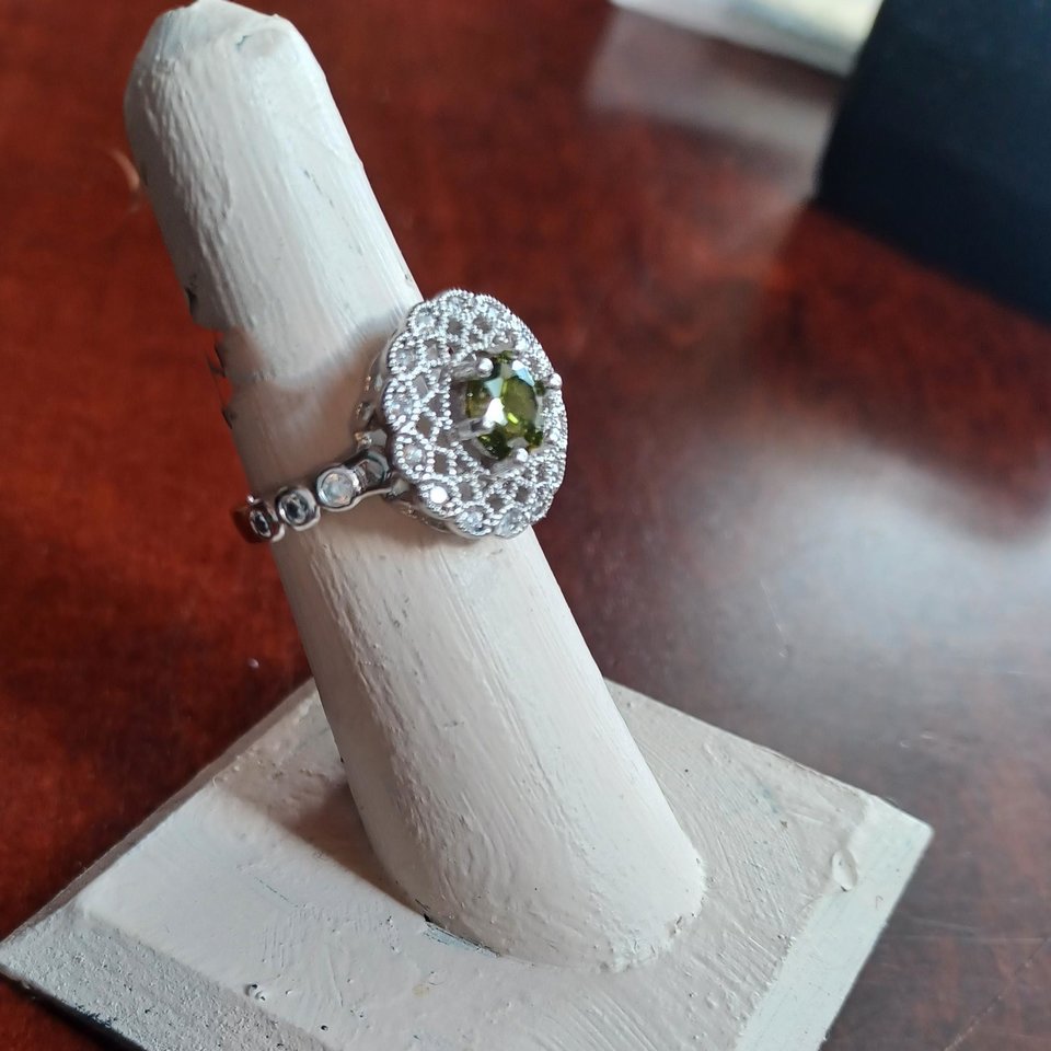 Vintage Silver Tone Filigree Olive Green Stone Fashion Ring Size 5.5