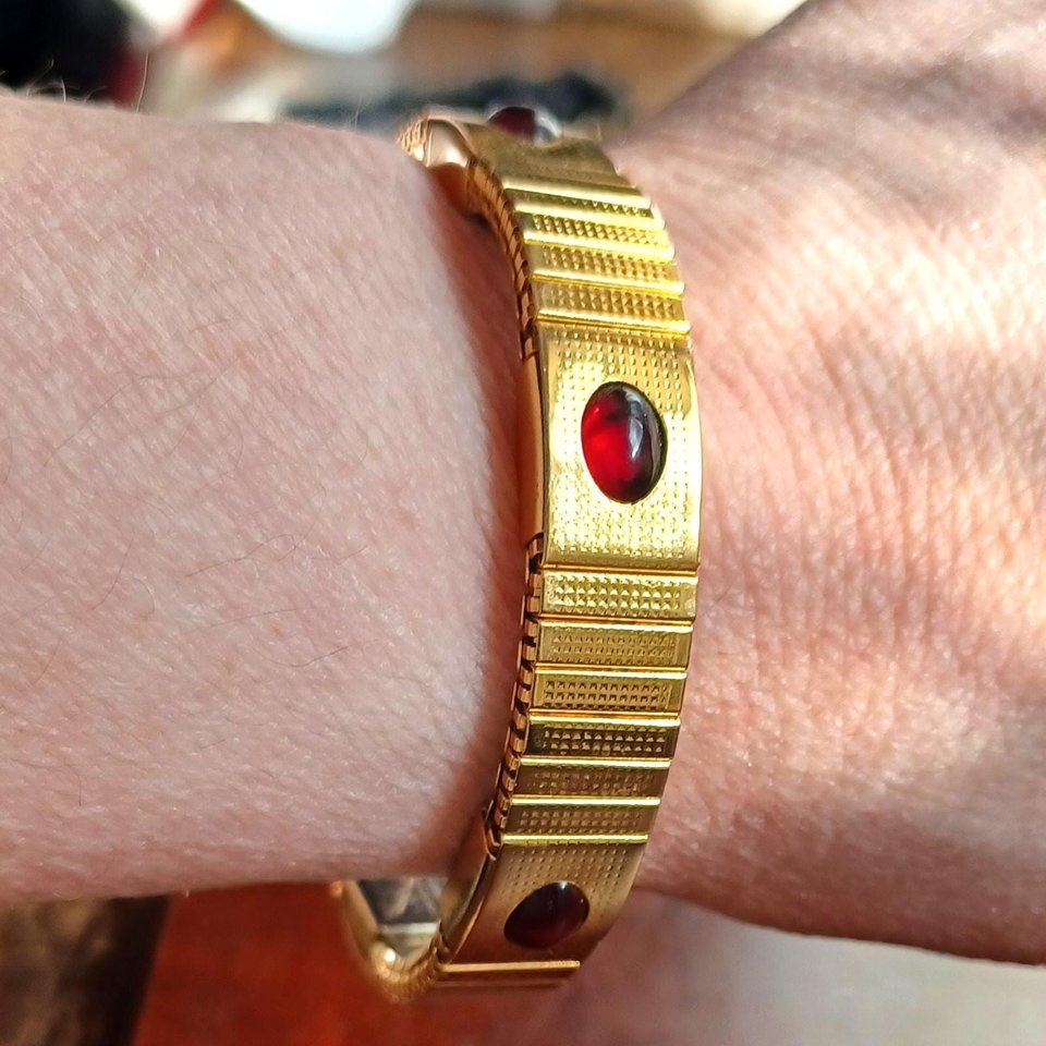 Vintage MAJOR Gold Tone and Red Jewel Magnetic Expandable Bracelet