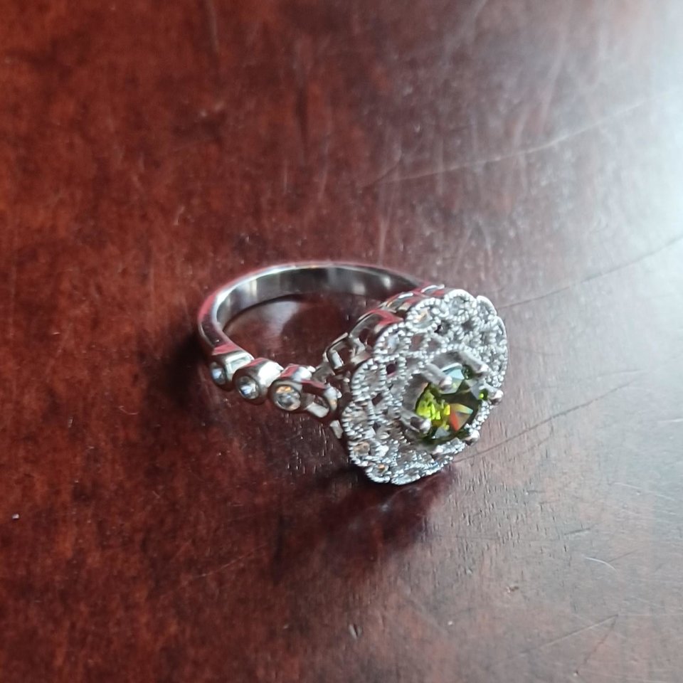 Vintage Silver Tone Filigree Olive Green Stone Fashion Ring Size 5.5