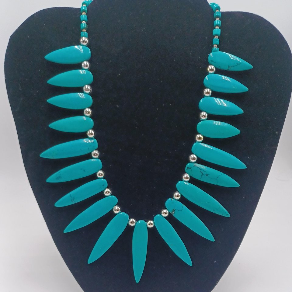 Dyed Turquoise Howlite Spiky Southwestern Fan Fringe Collar Necklace