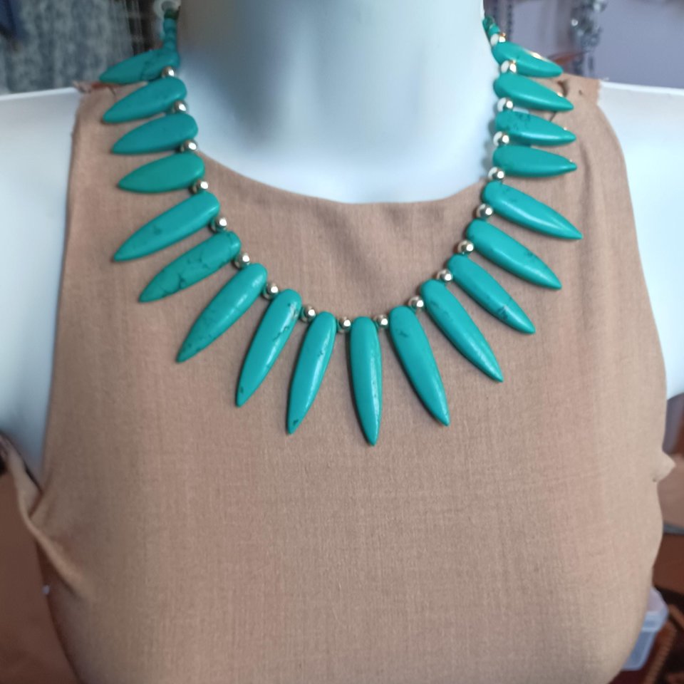 Dyed Turquoise Howlite Spiky Southwestern Fan Fringe Collar Necklace