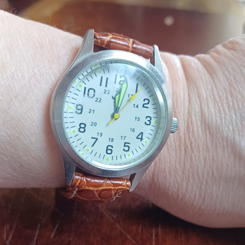 American Eagle Mens Quartz Wrist Watch 13059, Leather band, New Battery