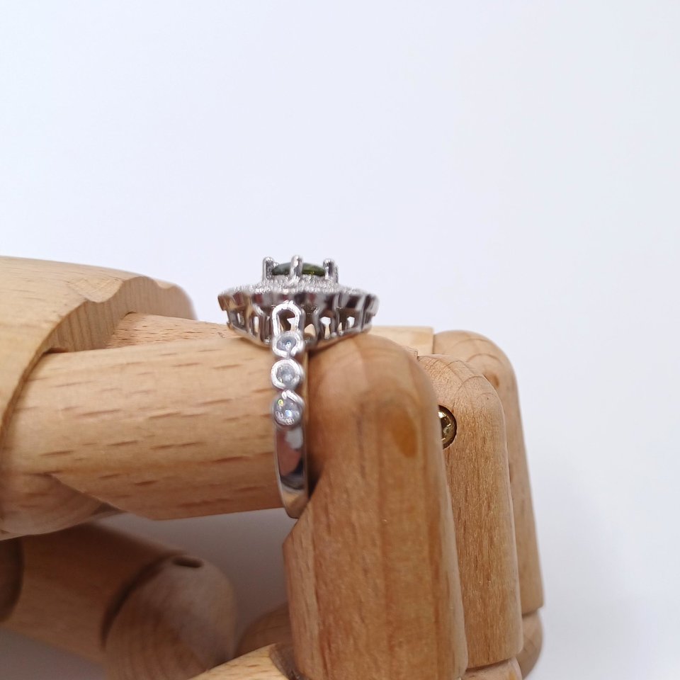 Vintage Silver Tone Filigree Olive Green Stone Fashion Ring Size 5.5