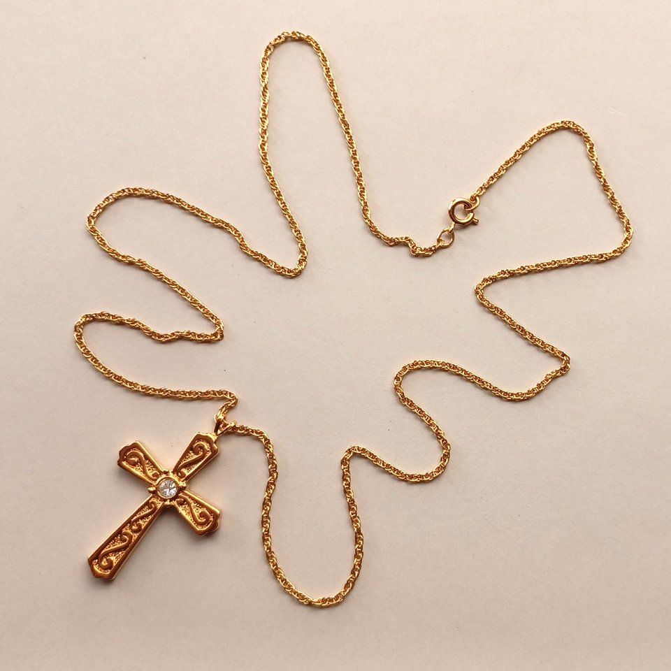 Gold Tone with Rhinestone Center on Gold Tone Rope Chain Pendant Necklace