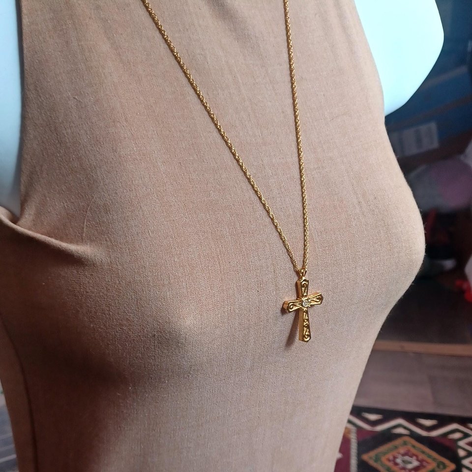 Gold Tone with Rhinestone Center on Gold Tone Rope Chain Pendant Necklace
