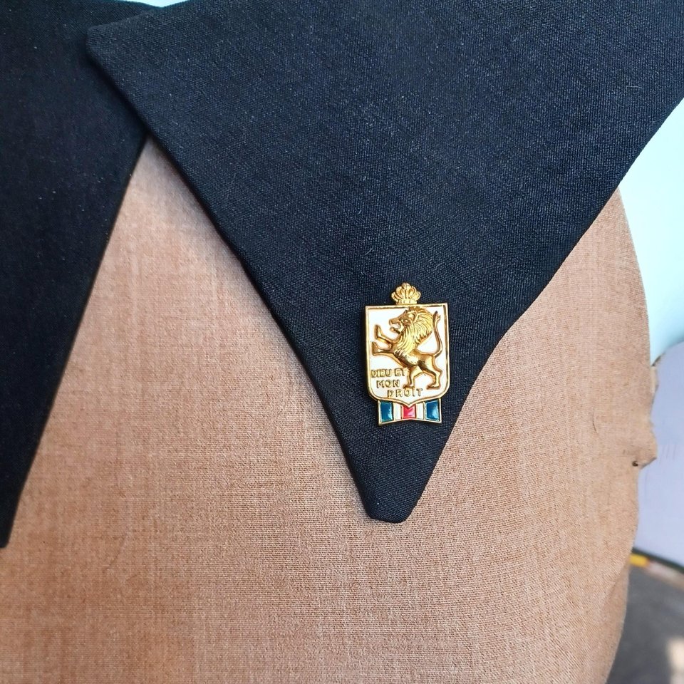 Vintage *Dieu et Mon Droit (GOD And My Right) WWll British War Relief Accessocraft Lapel Pin