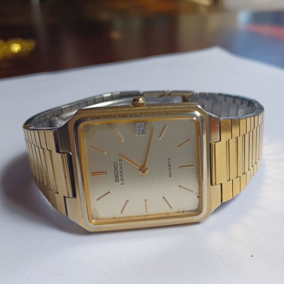 Vintage Seiko Sleek Gold Tone Metal Link Mens Quartz Watch