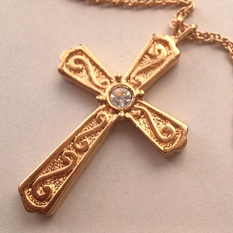 Gold Tone with Rhinestone Center on Gold Tone Rope Chain Pendant Necklace