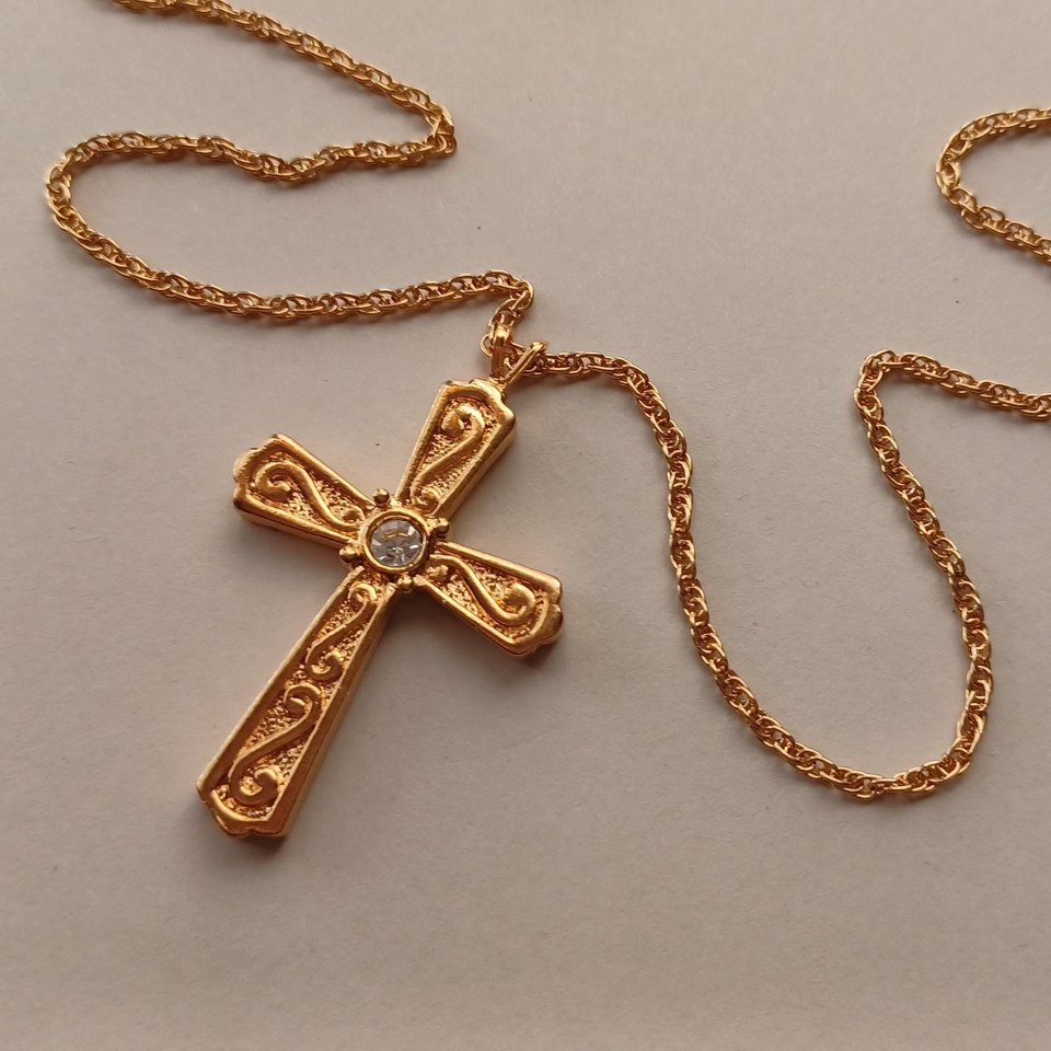Gold Tone with Rhinestone Center on Gold Tone Rope Chain Pendant Necklace