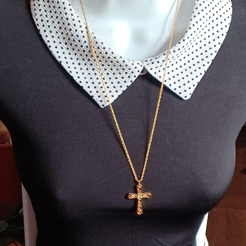 Gold Tone with Rhinestone Center on Gold Tone Rope Chain Pendant Necklace