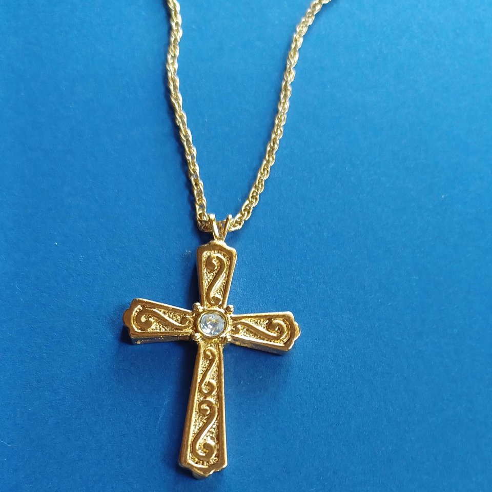 Gold Tone with Rhinestone Center on Gold Tone Rope Chain Pendant Necklace
