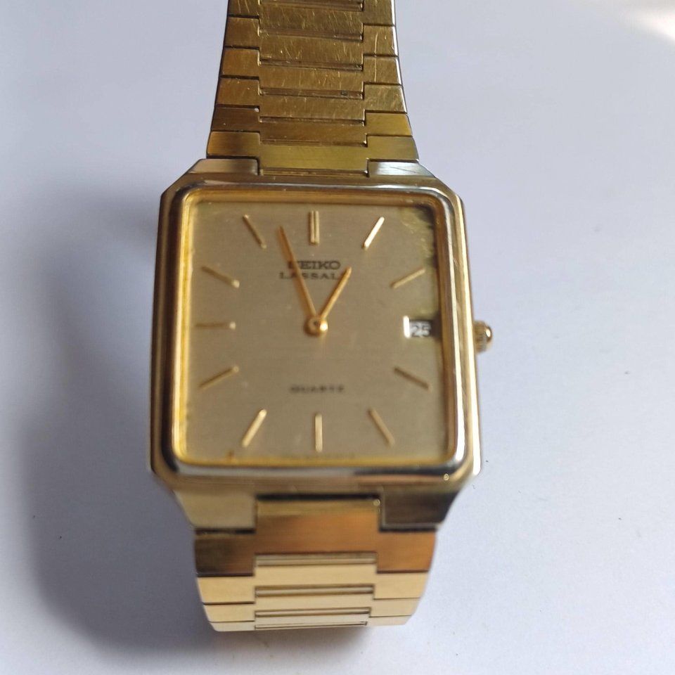 Vintage Seiko Sleek Gold Tone Metal Link Mens Quartz Watch