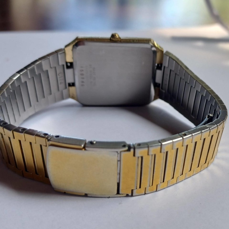 Vintage Seiko Sleek Gold Tone Metal Link Mens Quartz Watch