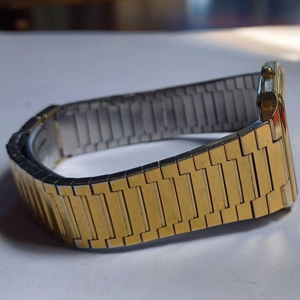 Vintage Seiko Sleek Gold Tone Metal Link Mens Quartz Watch