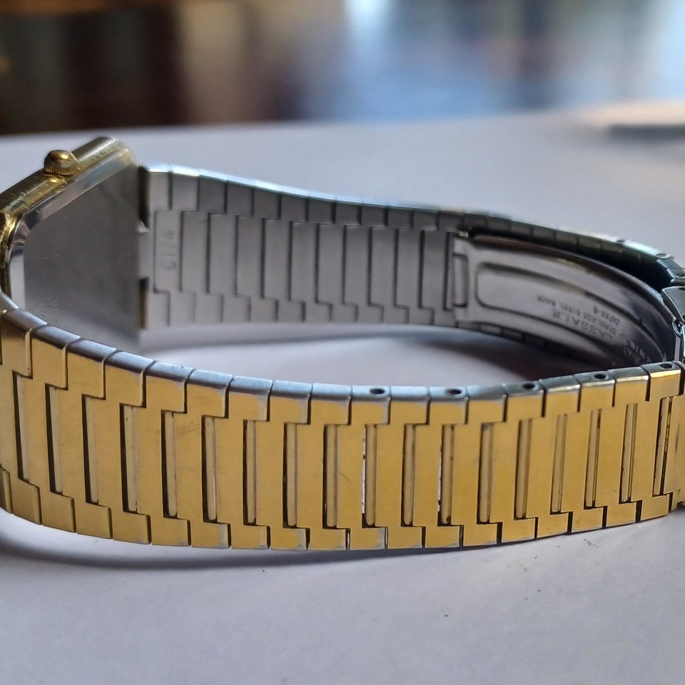 Vintage Seiko Sleek Gold Tone Metal Link Mens Quartz Watch