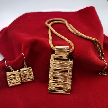 Lia Sophia, "Gold Digger" Gold Tone Wire Wrap Pendant, Chain and Matching Earrings Jewelry Set